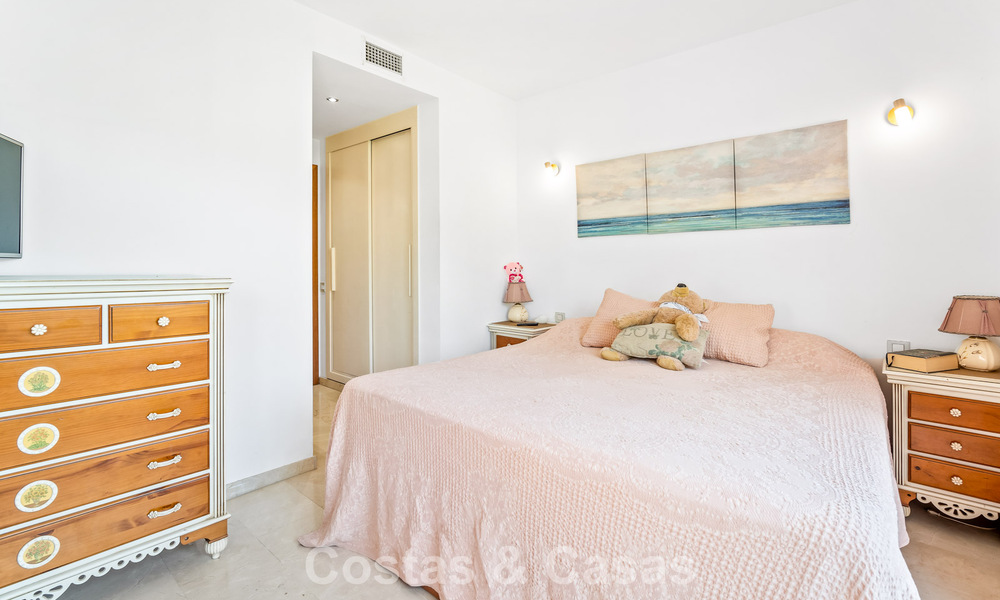 Maison de ville spacieuse avec jardin privé à vendre, entourée de terrains de golf à Nueva Andalucia, Marbella 775070