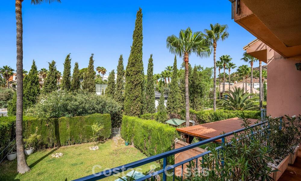 Maison de ville spacieuse avec jardin privé à vendre, entourée de terrains de golf à Nueva Andalucia, Marbella 775071
