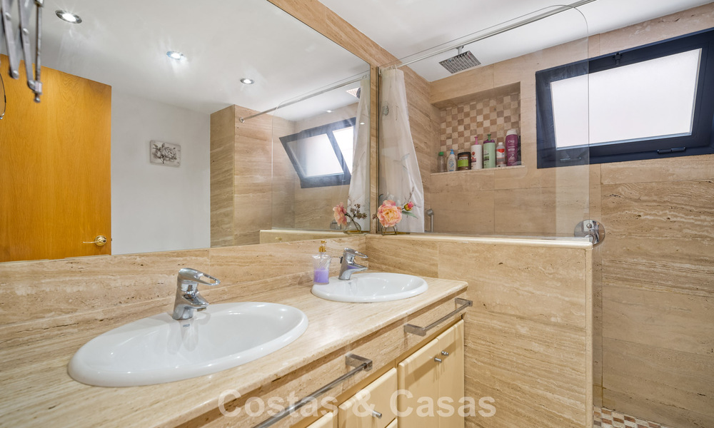 Maison de ville spacieuse avec jardin privé à vendre, entourée de terrains de golf à Nueva Andalucia, Marbella 775074