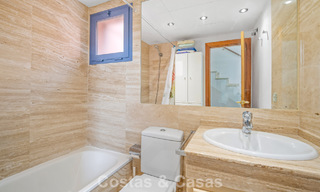 Maison de ville spacieuse avec jardin privé à vendre, entourée de terrains de golf à Nueva Andalucia, Marbella 775075 