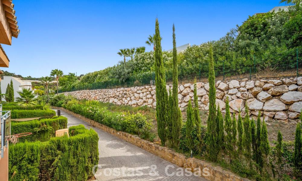 Maison de ville spacieuse avec jardin privé à vendre, entourée de terrains de golf à Nueva Andalucia, Marbella 775077