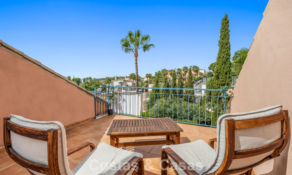 Maison de ville spacieuse avec jardin privé à vendre, entourée de terrains de golf à Nueva Andalucia, Marbella 775081