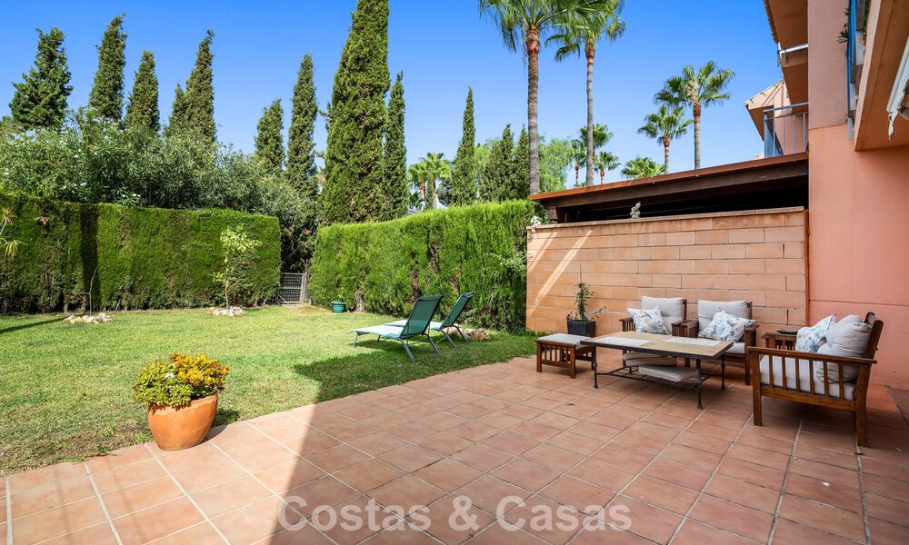 Maison de ville spacieuse avec jardin privé à vendre, entourée de terrains de golf à Nueva Andalucia, Marbella 775084