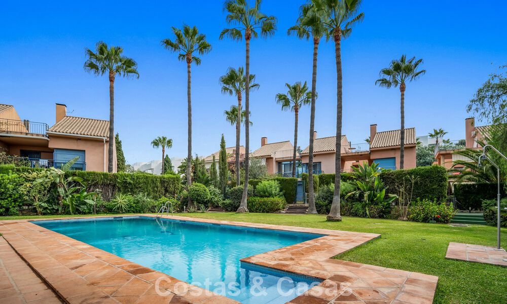 Maison de ville spacieuse avec jardin privé à vendre, entourée de terrains de golf à Nueva Andalucia, Marbella 775086