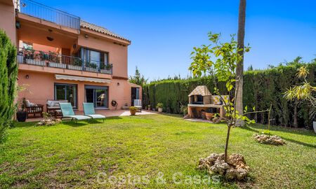 Maison de ville spacieuse avec jardin privé à vendre, entourée de terrains de golf à Nueva Andalucia, Marbella 775088