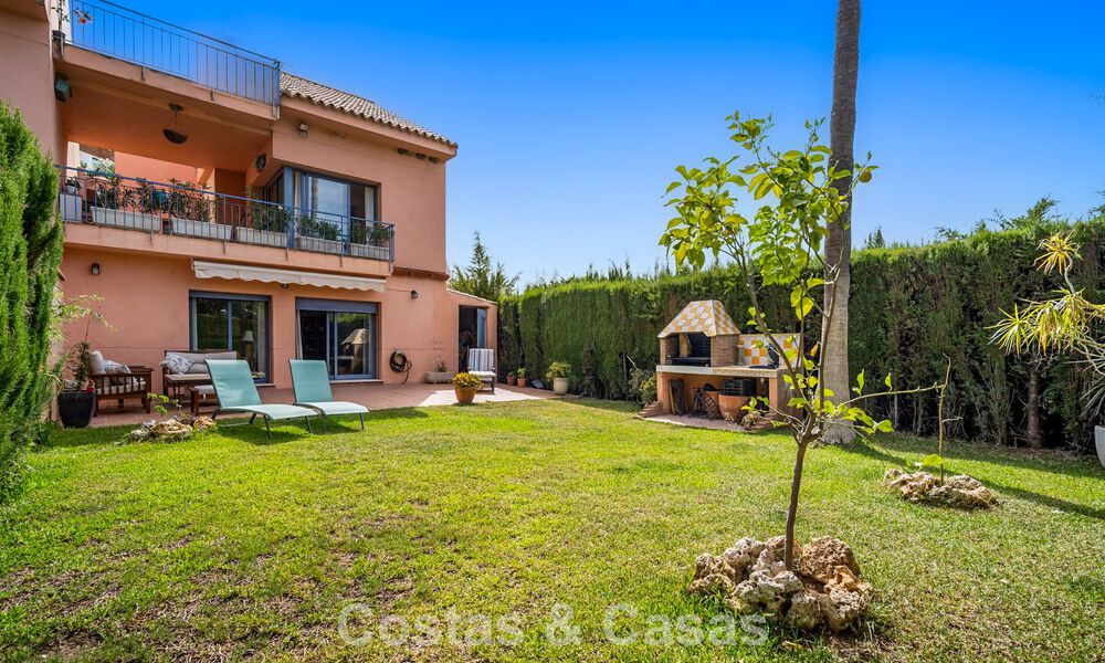 Maison de ville spacieuse avec jardin privé à vendre, entourée de terrains de golf à Nueva Andalucia, Marbella 775088