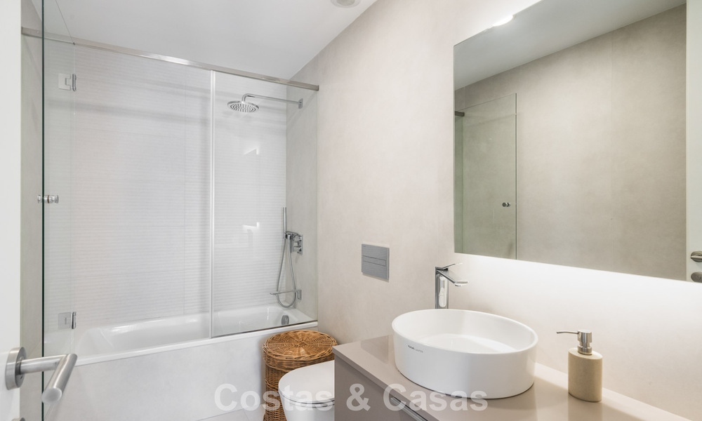 Appartement moderne prêt à emménager en première ligne de plage à vendre à Estepona, Costa del Sol 775095