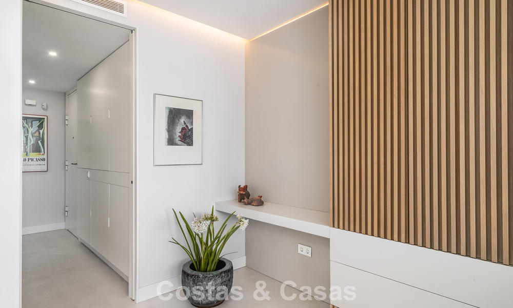 Appartement moderne prêt à emménager en première ligne de plage à vendre à Estepona, Costa del Sol 775099