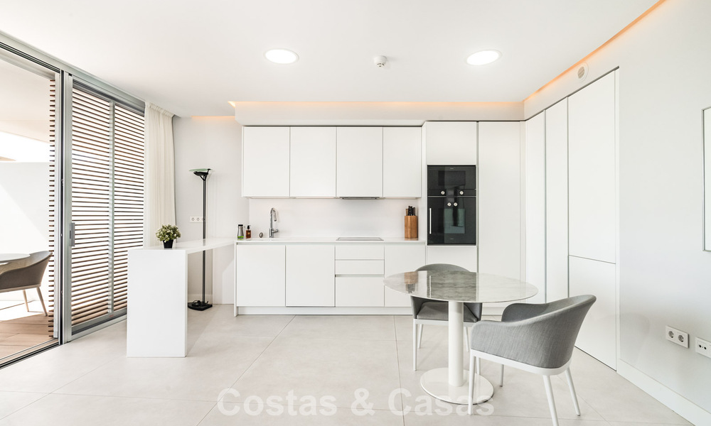 Appartement moderne prêt à emménager en première ligne de plage à vendre à Estepona, Costa del Sol 775100