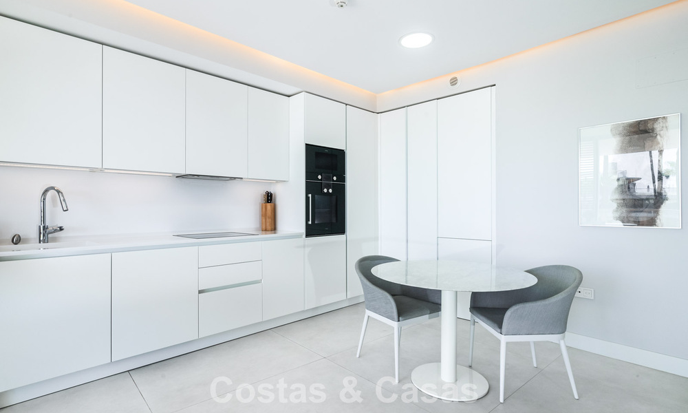 Appartement moderne prêt à emménager en première ligne de plage à vendre à Estepona, Costa del Sol 775101
