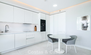 Appartement moderne prêt à emménager en première ligne de plage à vendre à Estepona, Costa del Sol 775101 