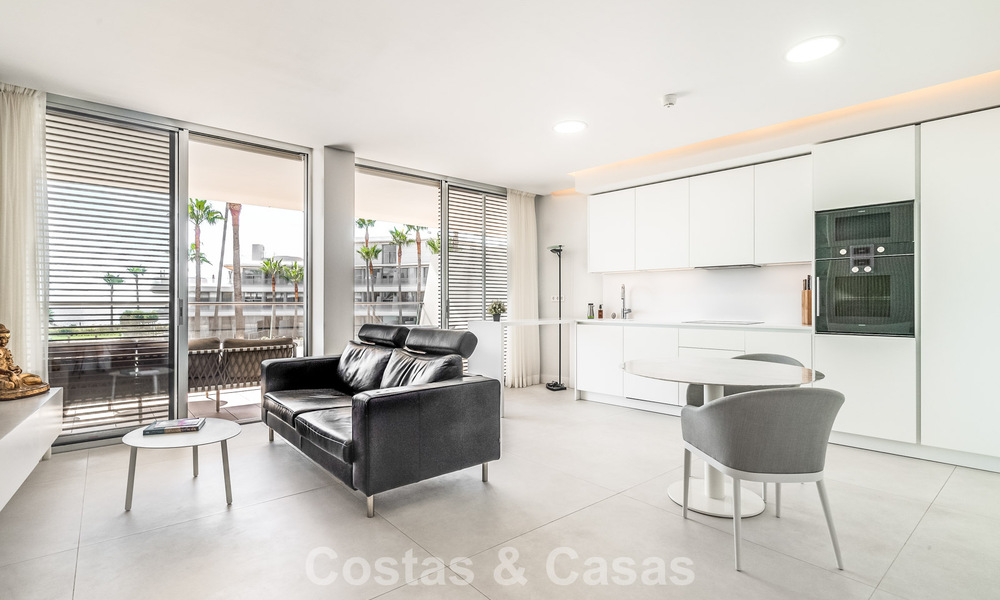 Appartement moderne prêt à emménager en première ligne de plage à vendre à Estepona, Costa del Sol 775102