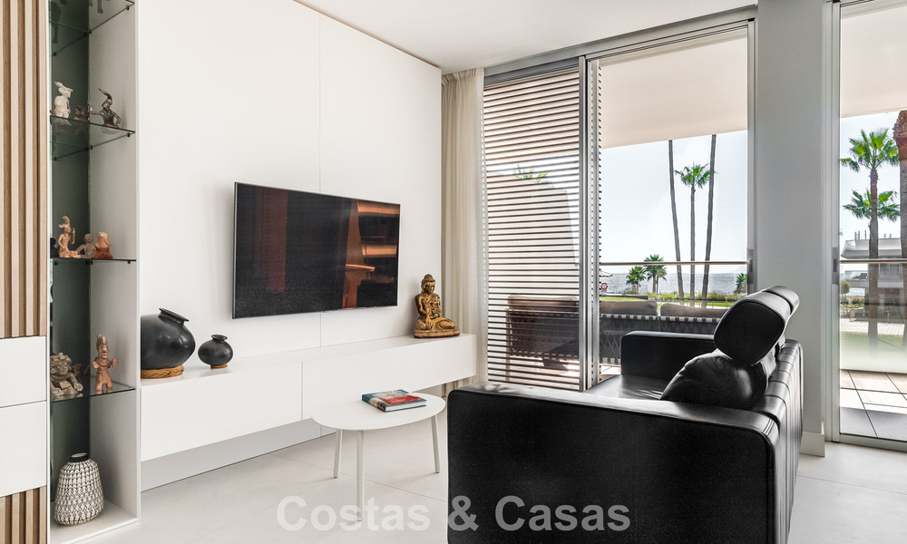 Appartement moderne prêt à emménager en première ligne de plage à vendre à Estepona, Costa del Sol 775103
