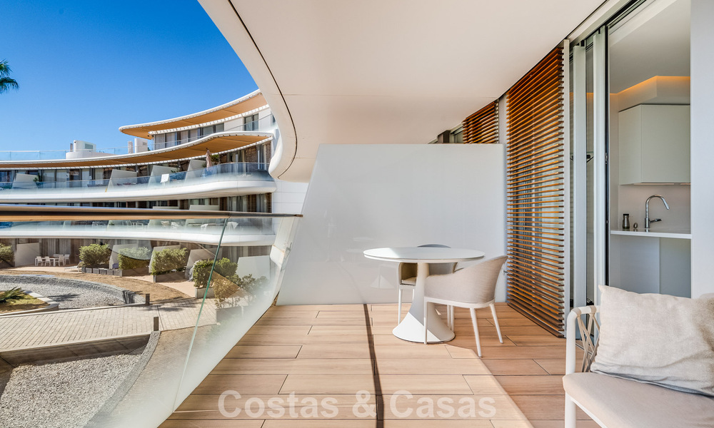 Appartement moderne prêt à emménager en première ligne de plage à vendre à Estepona, Costa del Sol 775104