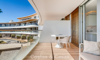 Appartement moderne prêt à emménager en première ligne de plage à vendre à Estepona, Costa del Sol 775104 