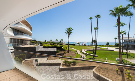 Appartement moderne prêt à emménager en première ligne de plage à vendre à Estepona, Costa del Sol 775105