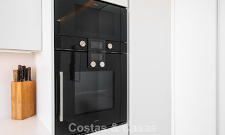 Appartement moderne prêt à emménager en première ligne de plage à vendre à Estepona, Costa del Sol 775106 