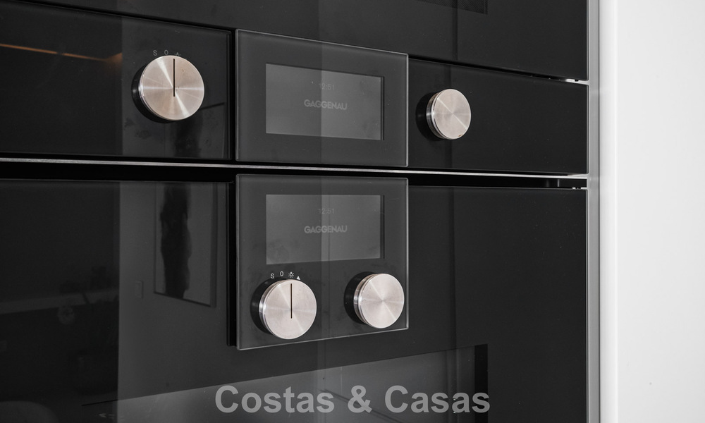 Appartement moderne prêt à emménager en première ligne de plage à vendre à Estepona, Costa del Sol 775107