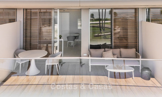 Appartement moderne prêt à emménager en première ligne de plage à vendre à Estepona, Costa del Sol 775109 