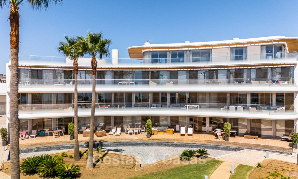 Appartement moderne prêt à emménager en première ligne de plage à vendre à Estepona, Costa del Sol 775110