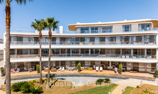 Appartement moderne prêt à emménager en première ligne de plage à vendre à Estepona, Costa del Sol 775110 