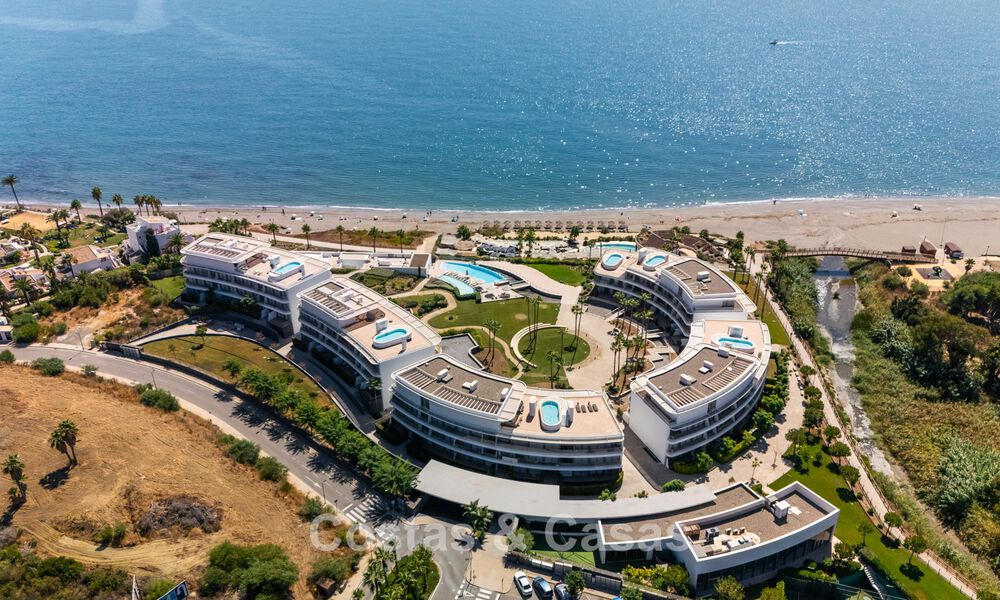Appartement moderne prêt à emménager en première ligne de plage à vendre à Estepona, Costa del Sol 775111
