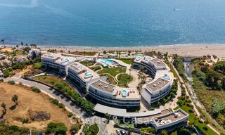 Appartement moderne prêt à emménager en première ligne de plage à vendre à Estepona, Costa del Sol 775111 