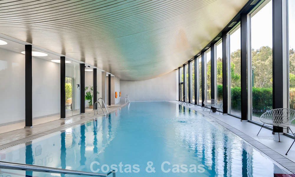 Appartement moderne prêt à emménager en première ligne de plage à vendre à Estepona, Costa del Sol 775112