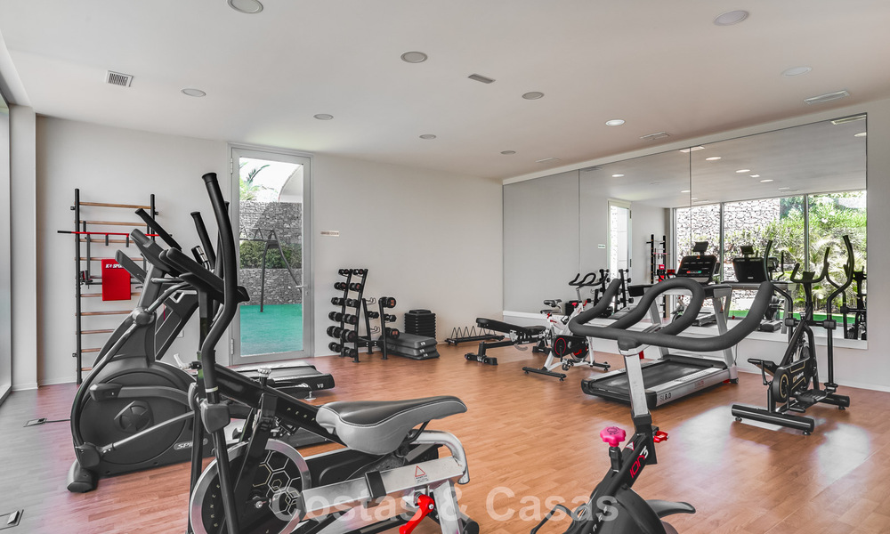 Appartement moderne prêt à emménager en première ligne de plage à vendre à Estepona, Costa del Sol 775115