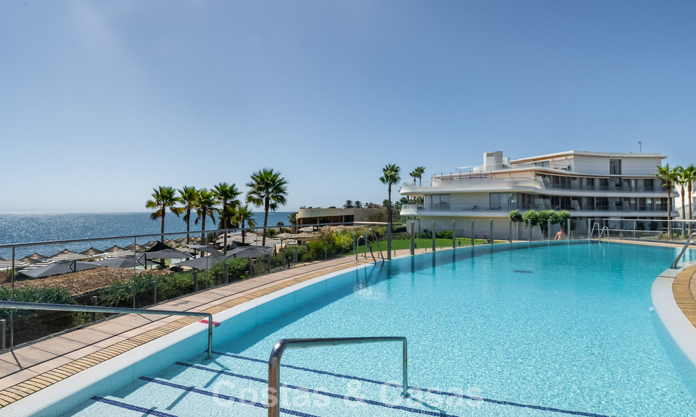 Appartement moderne prêt à emménager en première ligne de plage à vendre à Estepona, Costa del Sol 775117