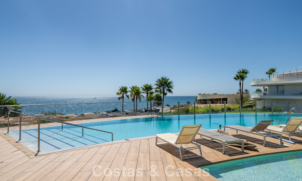 Appartement moderne prêt à emménager en première ligne de plage à vendre à Estepona, Costa del Sol 775118