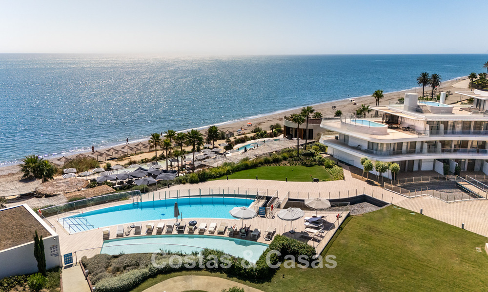 Appartement moderne prêt à emménager en première ligne de plage à vendre à Estepona, Costa del Sol 775119
