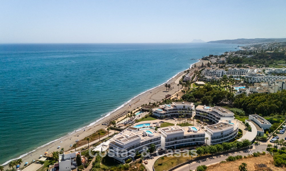 Appartement moderne prêt à emménager en première ligne de plage à vendre à Estepona, Costa del Sol 775122