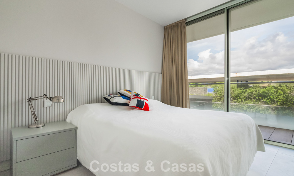 Appartement moderne prêt à emménager en première ligne de plage à vendre à Estepona, Costa del Sol 775124