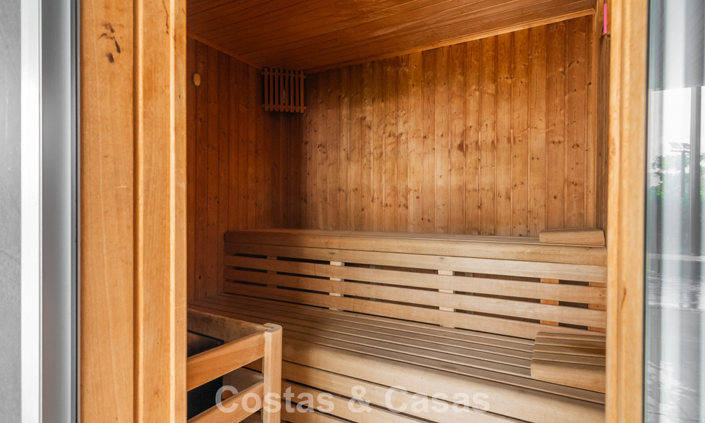 Appartement moderne prêt à emménager en première ligne de plage à vendre à Estepona, Costa del Sol 775126