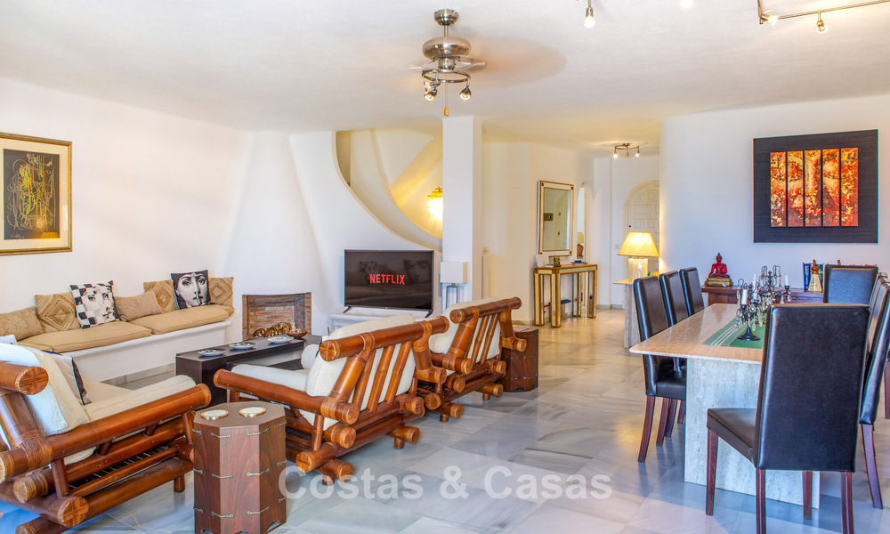 Spacieuse maison de ville de 4 chambres avec de belles vues sur la mer à vendre située à Marbella Est 775130