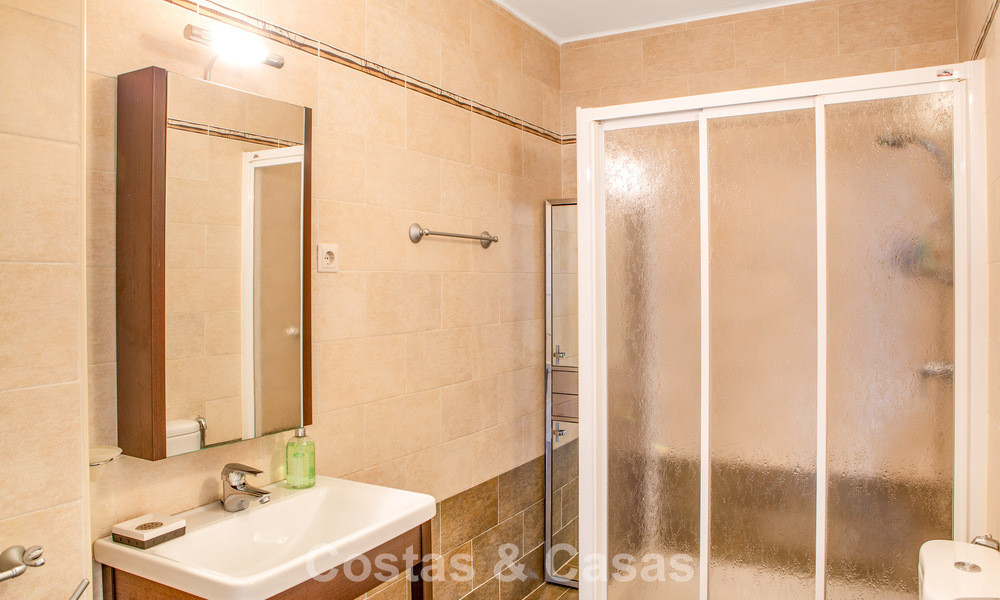 Spacieuse maison de ville de 4 chambres avec de belles vues sur la mer à vendre située à Marbella Est 775134