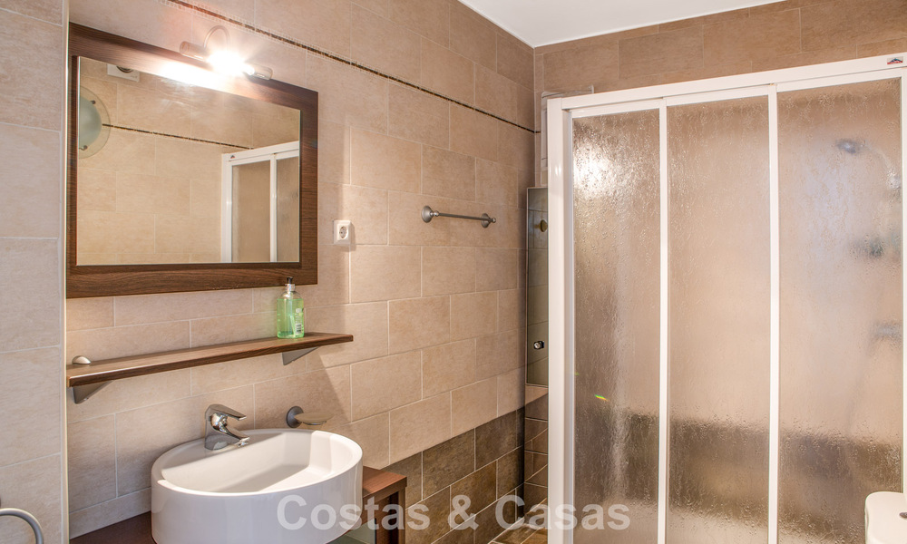 Spacieuse maison de ville de 4 chambres avec de belles vues sur la mer à vendre située à Marbella Est 775138