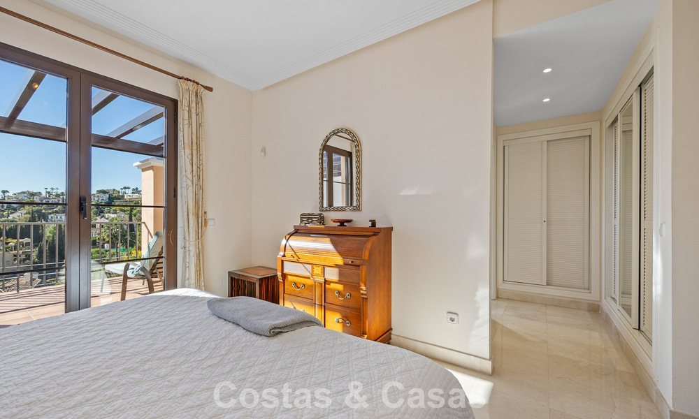 Spacieuse maison avec vue sur le golf et la mer à vendre, dans une urbanisation de golf exclusive à Benahavis - Marbella 775196