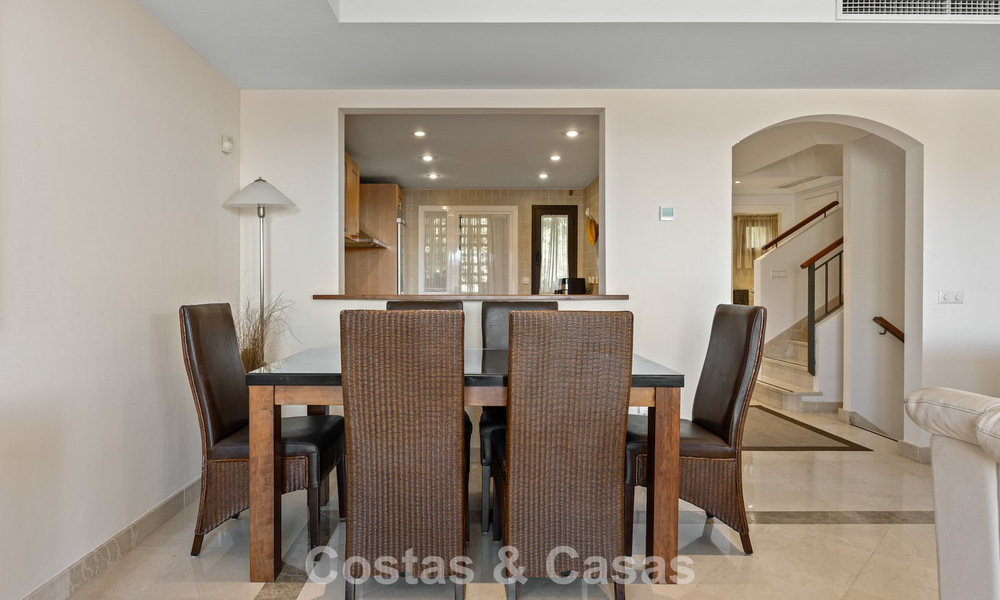 Spacieuse maison avec vue sur le golf et la mer à vendre, dans une urbanisation de golf exclusive à Benahavis - Marbella 775200