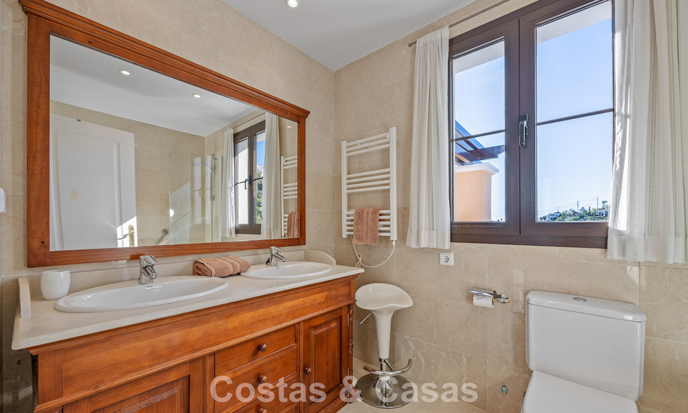 Spacieuse maison avec vue sur le golf et la mer à vendre, dans une urbanisation de golf exclusive à Benahavis - Marbella 775208