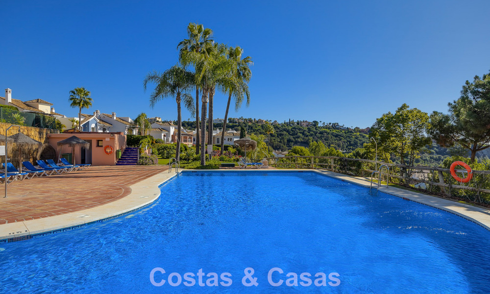 Spacieuse maison avec vue sur le golf et la mer à vendre, dans une urbanisation de golf exclusive à Benahavis - Marbella 775216