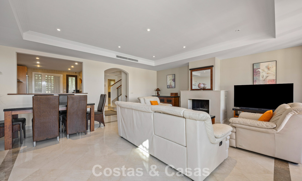 Spacieuse maison avec vue sur le golf et la mer à vendre, dans une urbanisation de golf exclusive à Benahavis - Marbella 775219