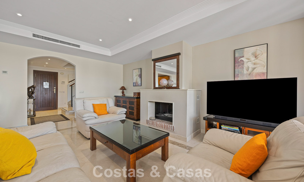 Spacieuse maison avec vue sur le golf et la mer à vendre, dans une urbanisation de golf exclusive à Benahavis - Marbella 775220