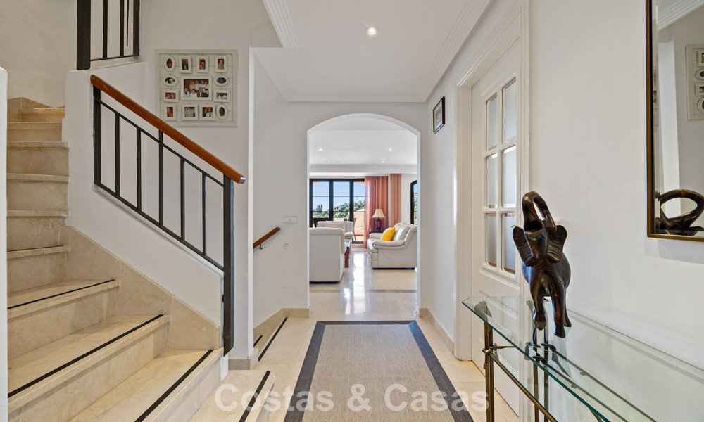 Spacieuse maison avec vue sur le golf et la mer à vendre, dans une urbanisation de golf exclusive à Benahavis - Marbella 775225