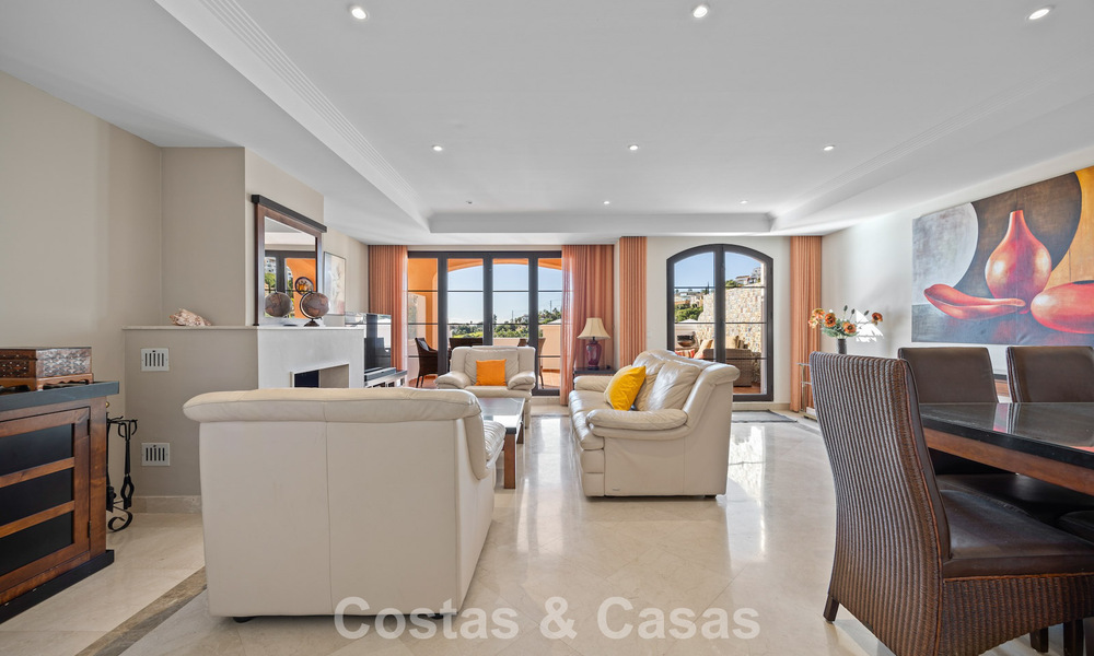 Spacieuse maison avec vue sur le golf et la mer à vendre, dans une urbanisation de golf exclusive à Benahavis - Marbella 775226