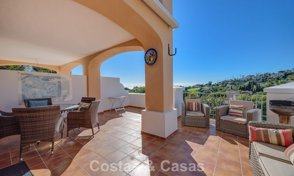 Spacieuse maison avec vue sur le golf et la mer à vendre, dans une urbanisation de golf exclusive à Benahavis - Marbella 775228