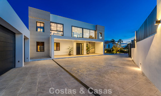 Villa design sophistiquée avec vue imprenable sur la mer à vendre à El Madroñal, Benahavis - Marbella 796843 