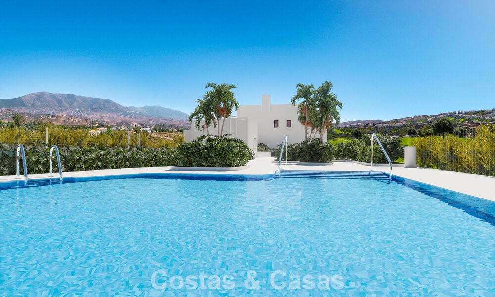 Maisons de ville neuves de 3 chambres à vendre dans un prestigieux complexe de golf à Mijas, Costa del Sol 775408