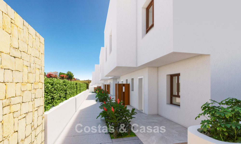Maisons de ville neuves de 3 chambres à vendre dans un prestigieux complexe de golf à Mijas, Costa del Sol 775409